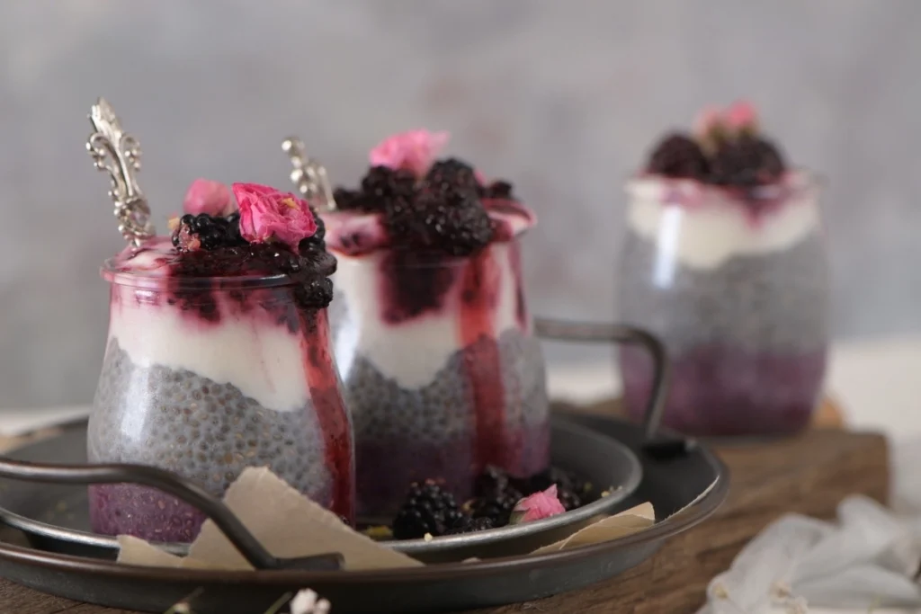 Verrines de chia pudding avec yaourt, coulis de mûres et pétales de rose
